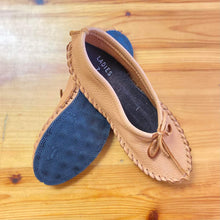 Load image into Gallery viewer, Hides in Hand - Moccasin w/sole - Beige
